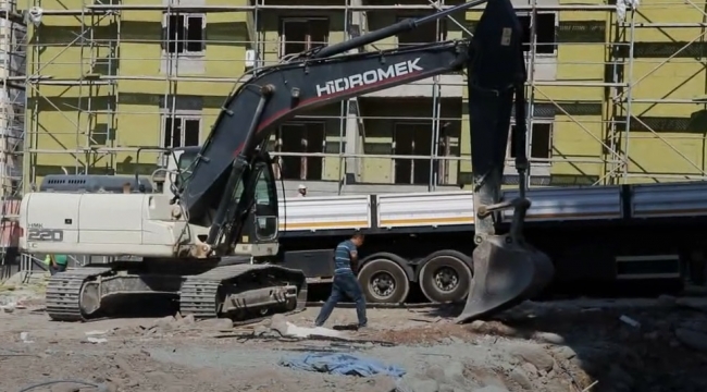 Urfa'da demir işçinin üzerine düştü