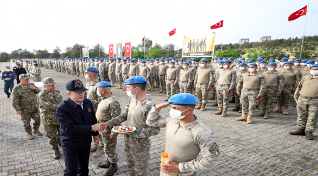 Milli Savunma Bakanı Akar, Mehmetçikle bayramlaştı