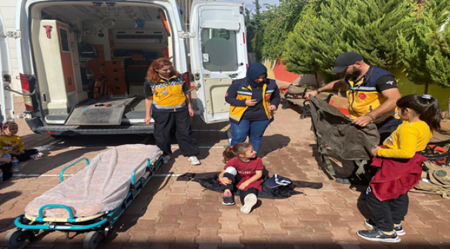 Minik öğrencilere 112 Acil Sağlık Hizmetleri ve Ambulans tanıtımı yapıldı