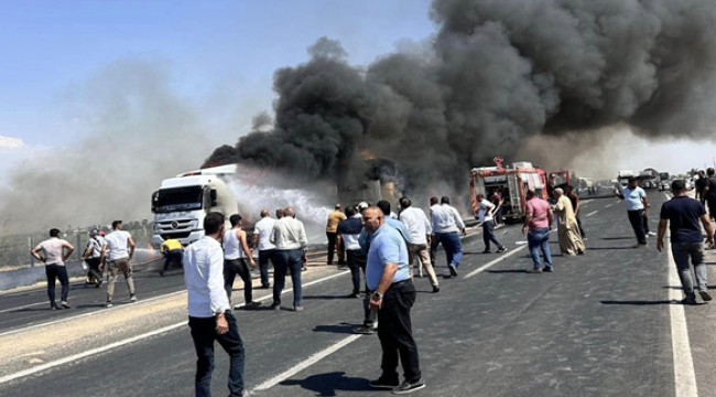 Şanlıurfa'da saman yüklü tır alev alev yandı